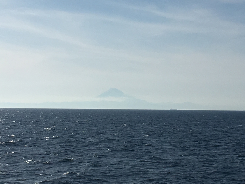 船から見る富士山