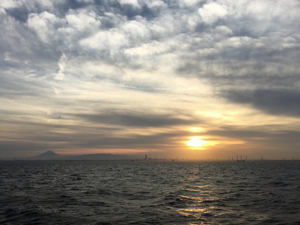 船から見る夕日と富士山