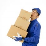 たくさんの荷物を持つ業者さん