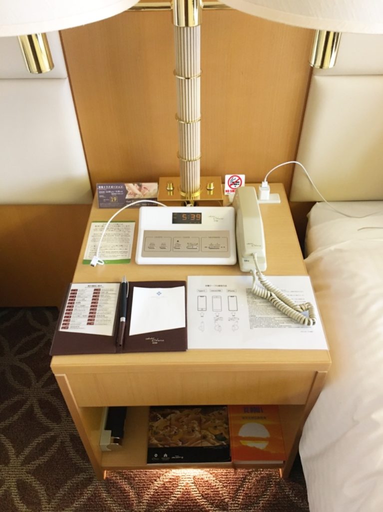 ホテルオークラ神戸　ベッドサイドテーブル